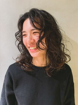 ネイビー(nvy) 大きめカールなミディアムパーマ