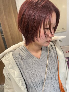 トイロ 中目黒(Toiro) ショートウルフカットチェリーレッドカラー暖色カラーレイヤー