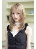 前髪あり　ミディアムレイヤー　ハイトーンベージュ　ブリーチ