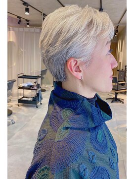 ティル(till) 【till】グレイヘア + 奥行きショート