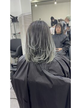 リアンリリィ バイ エイル トウキョウ(Lian lily by Eir Tokyo) バレイヤージュ/バイヤレージュ/白髪ぼかし/白髪活かし/小岩