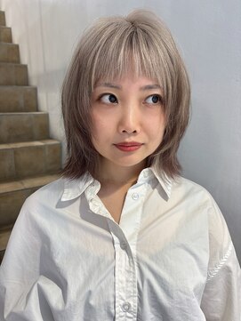 バズ(BUZZ) ブルベ夏 ベージュ×ブラウンのルーツカラー 岡田