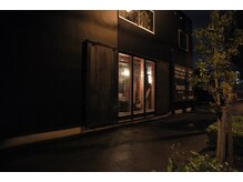 住吉・吉野川沿いの通りに面しております。黒い建物が当店です。