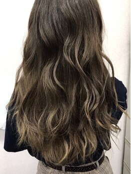 セルフィッシュヘアー(Selfish hair)の写真/ワンランク上の髪色へと導く話題の≪イルミナカラー≫赤味を抑えた外国人風の髪色がSelfish hairで叶う…♪