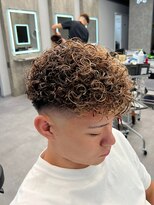 ベルクロー バイ アリープ(Bel.crow by ALEAP)&nbsp;オンもオフもキマる洗練されたメンズパーマ/ブリーチデザイン