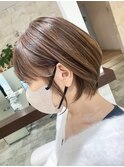 白髪ぼかしハイライト×耳かけくびれショート
