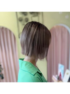 切りっぱなしボブ×シルバーベージュ
