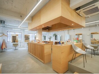 バド(bado)の写真/【本町駅徒歩5分】五感で触れる全てのモノにこだわり、お客様の居心地を重視した落ち着いた店内。