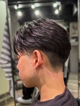 フジヤマ バーバー ショップ(FUJIYAMA BARBER SHOP) テーパーフェード／センターパート