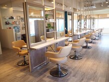 美容室 ラカリテ(LA QUALITE)の雰囲気（木目を基調とした広々とした店内♪）