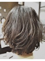 キャン 温品店(CAN)&nbsp;【ＣＡＮ】　ＮＫＤ　ゆる巻きミディアムスタイル×ハナヘナ