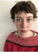 ライトベージュのくせ毛風ベリーショート