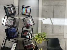 イー(Ii)の雰囲気（本棚にもこだわりを。雑誌、漫画をたくさんご用意しております。）