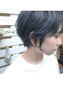動きのあるくびれショート×ネイビーブルー