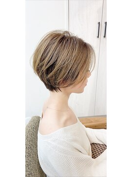 ジジ 代々木(Gigi) [Gigi代々木]ハリ ナチュラルベージュのショートボブ