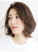 ミディアムウルフのかきあげ前髪で抜け感ヘアひし形シルエット