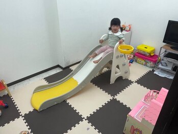 カルム(calm)の写真/【キッズスペースあり】お店の中ではDVDも見られるので、お子様も飽きずに施術時間もゆったりリラックス♪