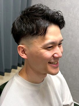 ディスイズバーバーフォース(THIS IS BARBER 4th) スキンフェード アップバング ニュアンスパーマ 短髪 20代 30代