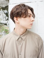 マイロ(mailo) 無造作スパイラルパーマ×センターパートツーブロックショート