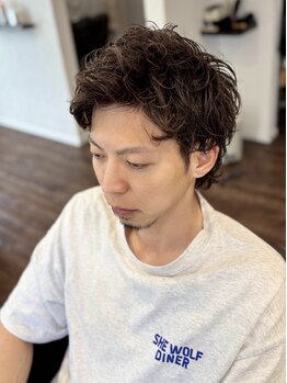 【高崎市井野町/駐車場有】トレンドのメンズパーマで大人男子の魅力を引き出す。毎朝のスタイリングも楽に!