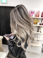 ジゼル(gisele)&nbsp;(小山)伸びた根本にハイライトをプラス