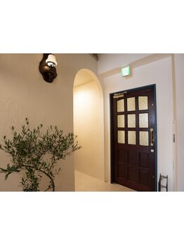 年齢を重ねるごとに輝く美髪をご提供。オーガニックオイルカラーでしっとりハリのある仕上がりを実現します