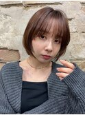 顔周りレイヤー丸みショートブラウンヘア