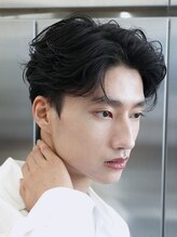 《*最先端のトレンド*》フェザーパーマで毛流れセンターパートにも男らしさを＊[名駅/メンズパーマ/韓国]