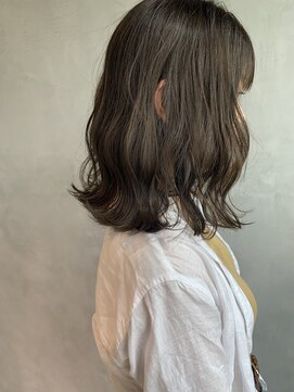 キチ(kichi.) [kichi.] くすみベージュ×ウェーブミディ