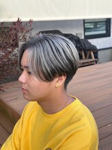 《トレンドの透明感のあるハイカラーや、アッシュ×蛍光カラーが得意！》