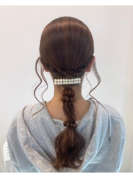 品格漂うパールのバレッタと低めのニュアンスヘア