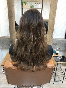 ナンバー アンフィール 渋谷(N° anfeel) ナチュラルグラデーションカラー&外ハネ波ウェーブ巻き