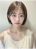 ショートワイドバングホワイトブロンド外はねボブ20代30代40代