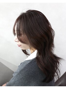 コンマ(,) 大人ガーリーなミディアムロングレイヤー◎