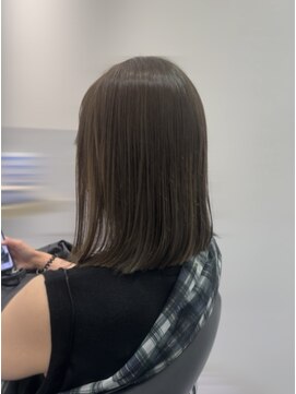 エレノア 自由が丘店(Eleanor) カーキベージュ×肩ラインのスタイル