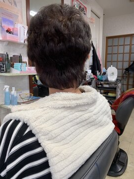 サロン ド シルク パーマをかけおセットなシニアの落ち着いのあるヘアスタイル