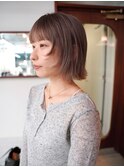 ミニボブ　グレージュ　レイヤー　外ハネ　透明感