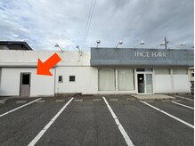 イーズ バイ インス 加古川(Yeeee.s by INCE)の雰囲気（正面左手のドアがYeeee.sの入り口となっております◎）