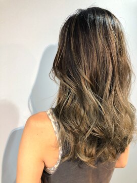 イーナ(iina) ハイライトで魅せるベージュカラー