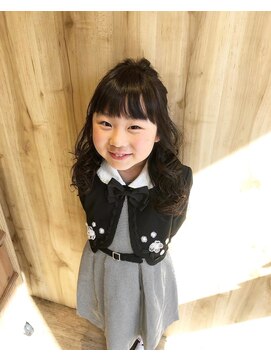 カミケンネクスト(kamiken.next) キッズアレンジ★くるくる巻きハーフアップ【カミケンネクスト】