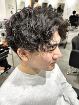 ヒュイル バイ ニアウ(Hwyl by Niau)&nbsp;メンズセンターパートツイストスパイラルパーマニュアンスパーマ