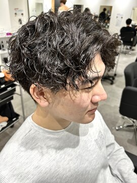 ヒュイル バイ ニアウ(Hwyl by Niau) メンズセンターパートツイストスパイラルパーマニュアンスパーマ