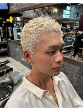 フォーコーナーズカットショップスリーセント 栄(FourCornersCutShop 3/cent) イージードリル/パンク/刈り上げショート/ホワイトブロンド