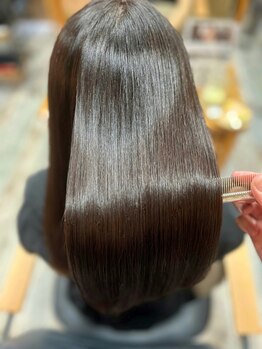 豊富な知識×最新の技術×こだわりの薬剤で、ダメージレスかつ柔らかく自然なストレートを実現◎
