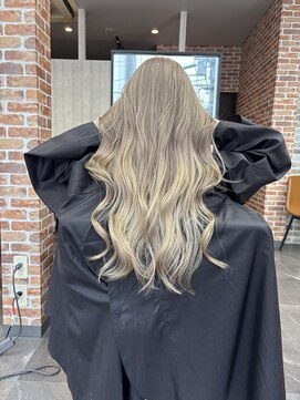 ミルクブロンド×ロング×レイヤーカット