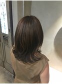 ミディアムレイヤースタイルで動きと女性らしさたっぷり♪