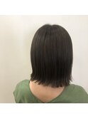 艶感カラーの切りっぱなしボブ
