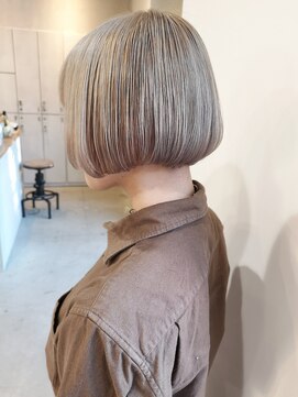 カフカ(CAFCA) ホワイトミニボブ