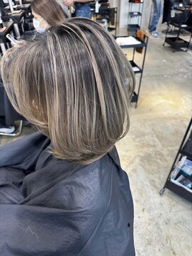 メリー オオサカ(Merly Osaka) ミディアムボブのバレイヤージュがオシャレ！_contrast ash_