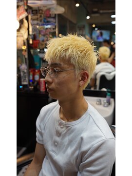 タイト スワッグ バーバーワークス(TIGHT SWAG BARBERWORKS) 金髪スパイキーショート
